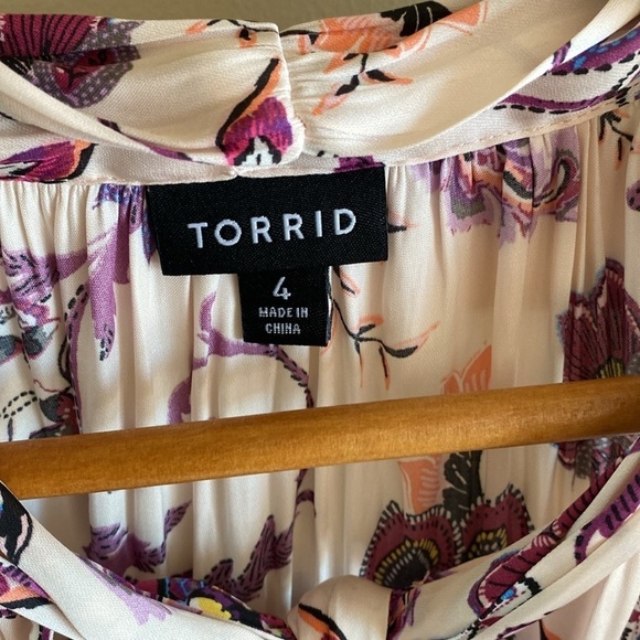 Torrid Satin High Neck Bow Tie Front Halter Top Floral Pink Size 4 - Picture 8 of 14